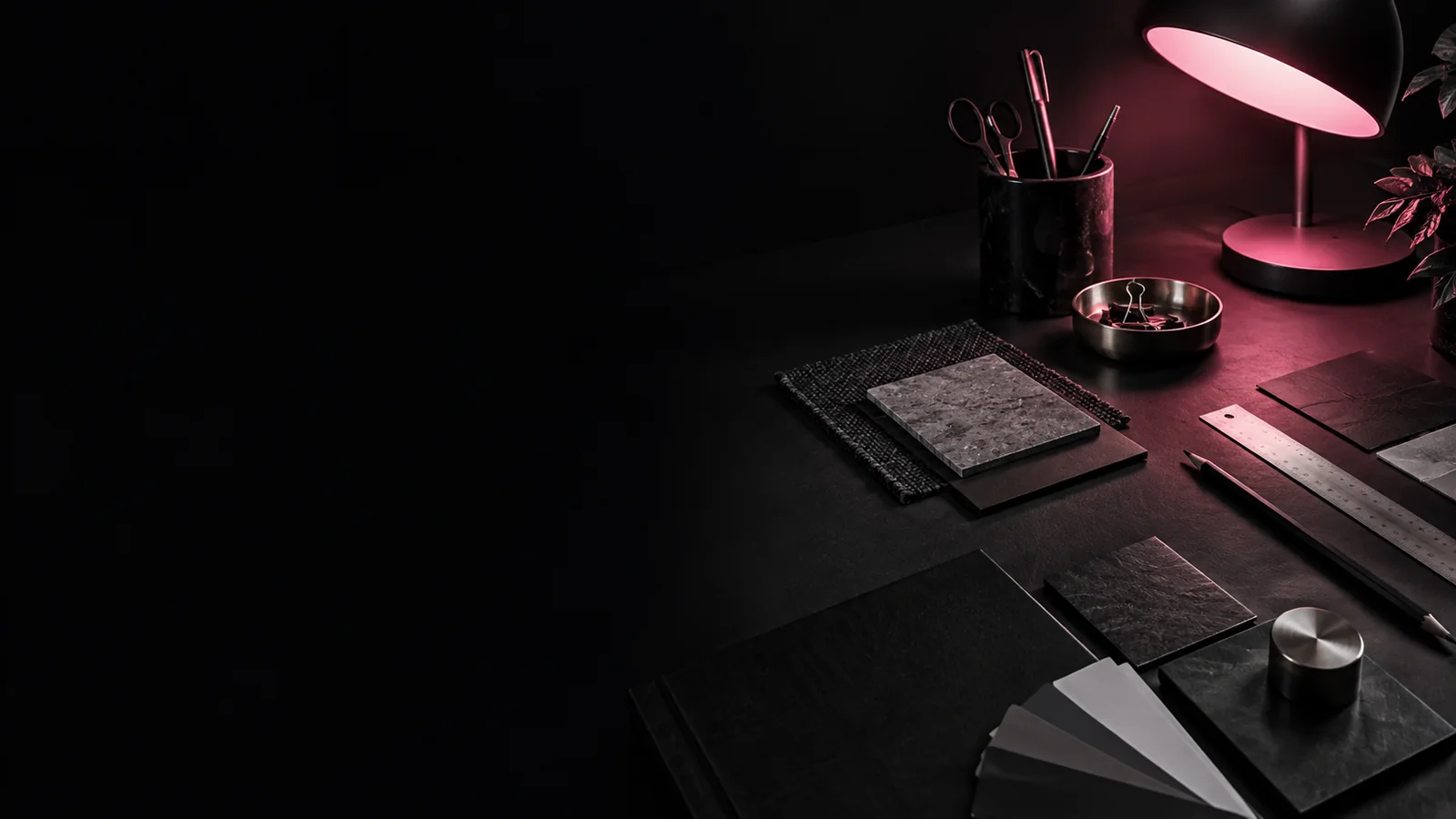 Luce, materiali e strumenti creativi: il mondo visivo di Pikit